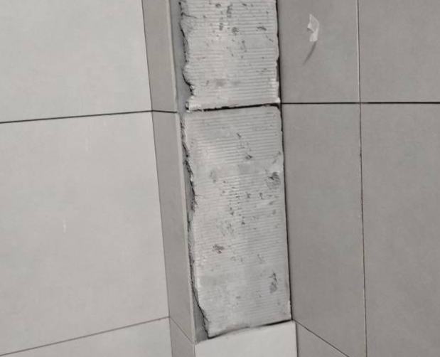 福安瓷砖空鼓维修公司分享下瓷砖施工前基层浇水润湿程度不足，可能导致以下问题