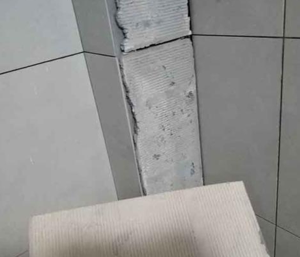 福安瓷砖空鼓维修公司分享下厨房瓷砖脱落的补救措施。